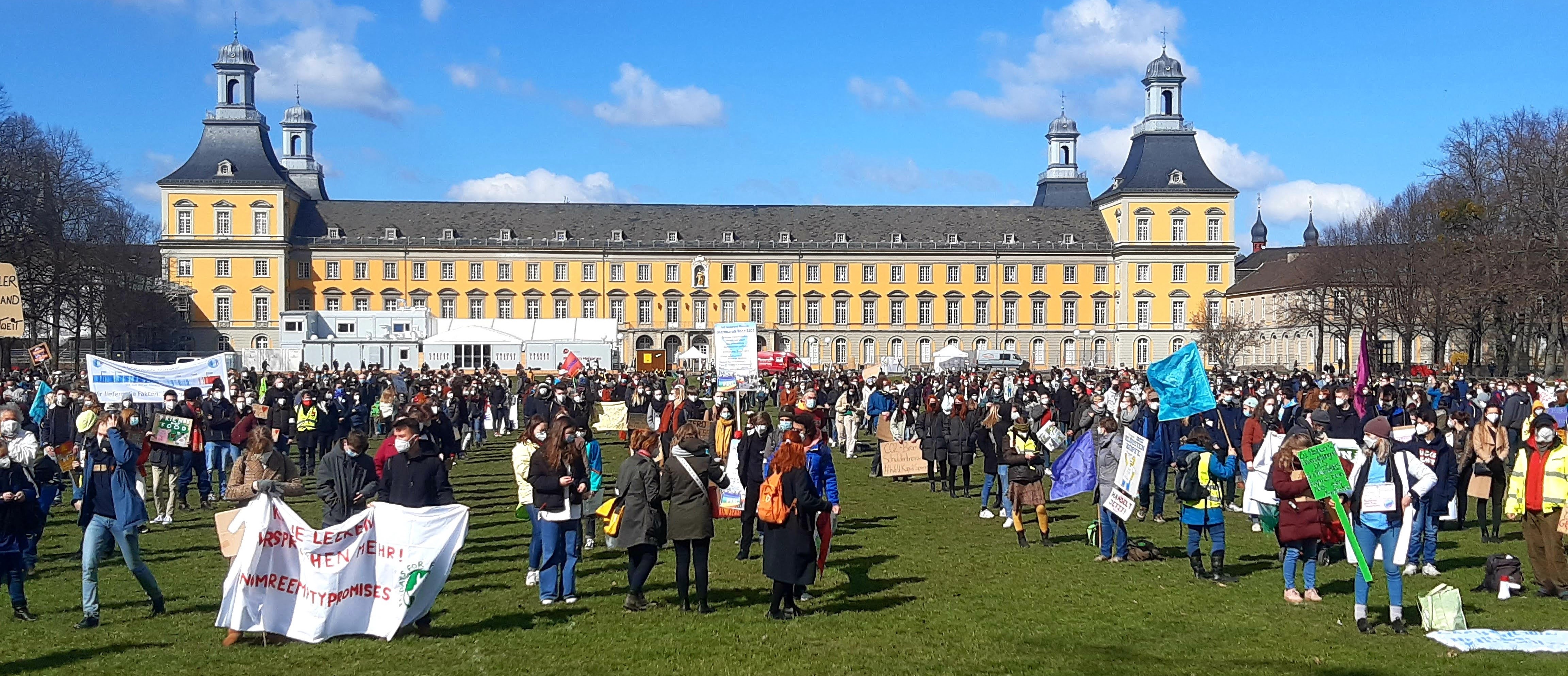 Versammlung im Hofgarten