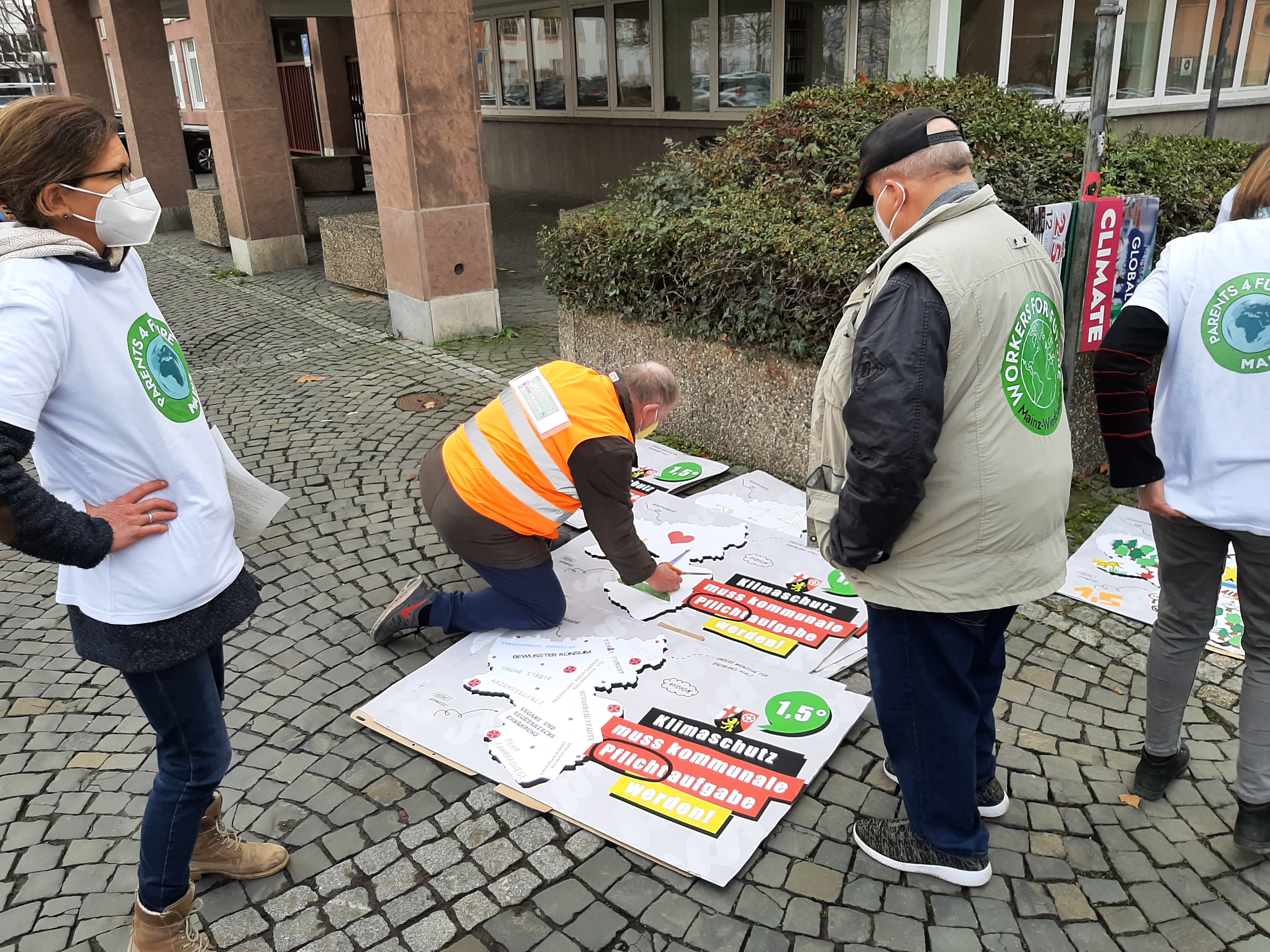 Die Plakate werden vorbereitet