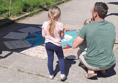 Bodenzeitung mit Kindern