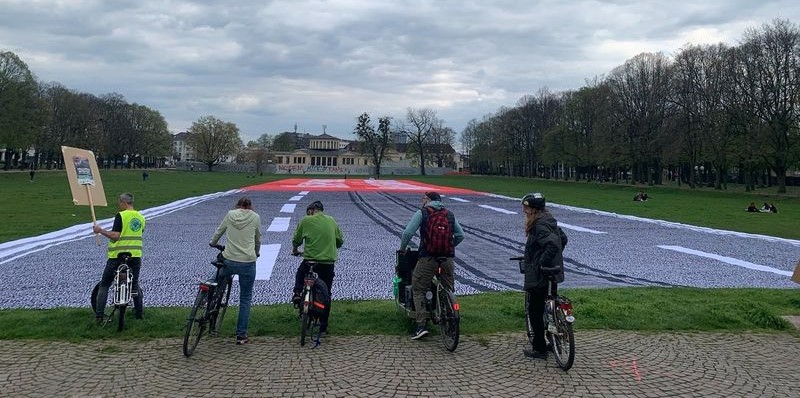 mit Fahrrad auf Banner