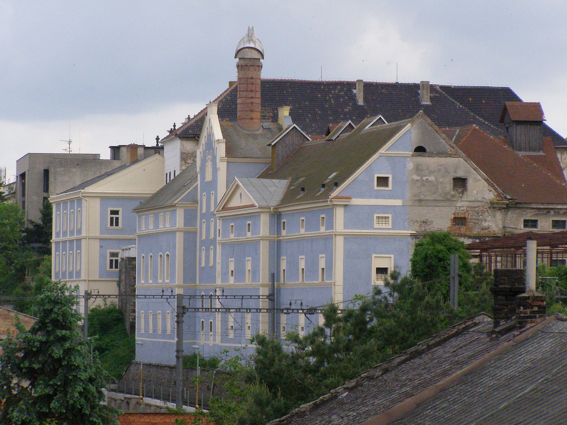 Abbildung eines Potemkinschen Dorfs - hier als Fassadenanstrich der Vorderseite eines ansonsten baufälligen Gebäudes