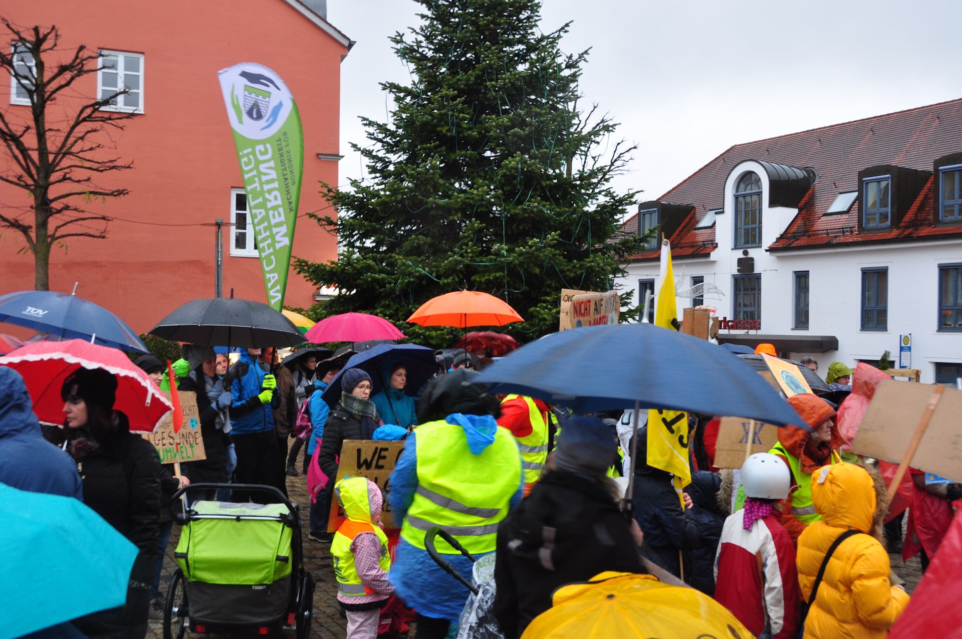 Versammlung am Marktplatz zu Beginn der Demo