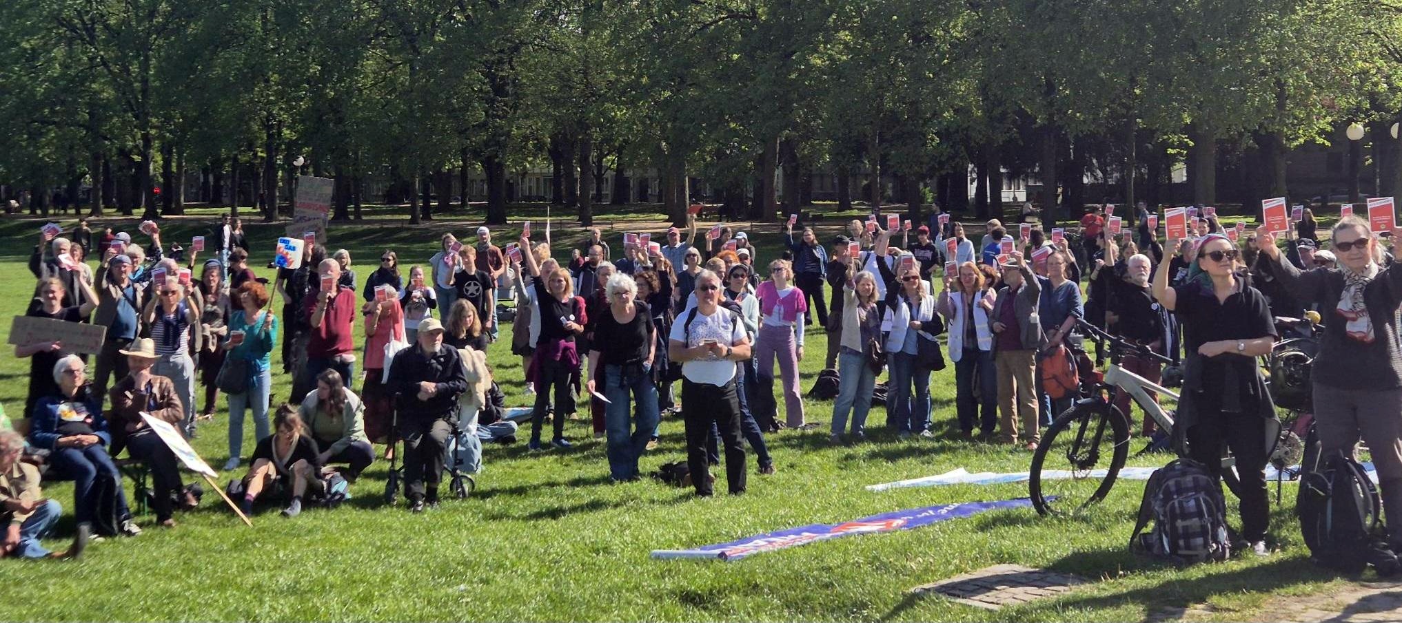 Demogruppe mit Postkarte
