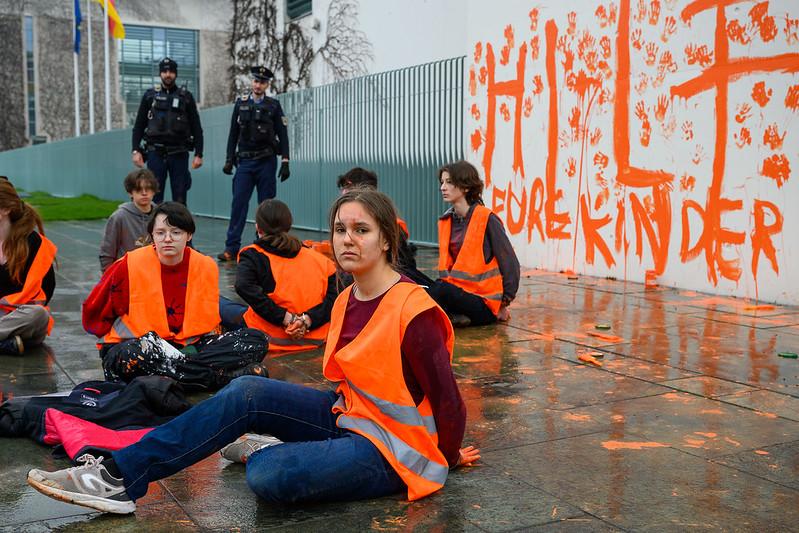LG-Aktivisti sitzend vor dem Kanzleramt - Hilfe