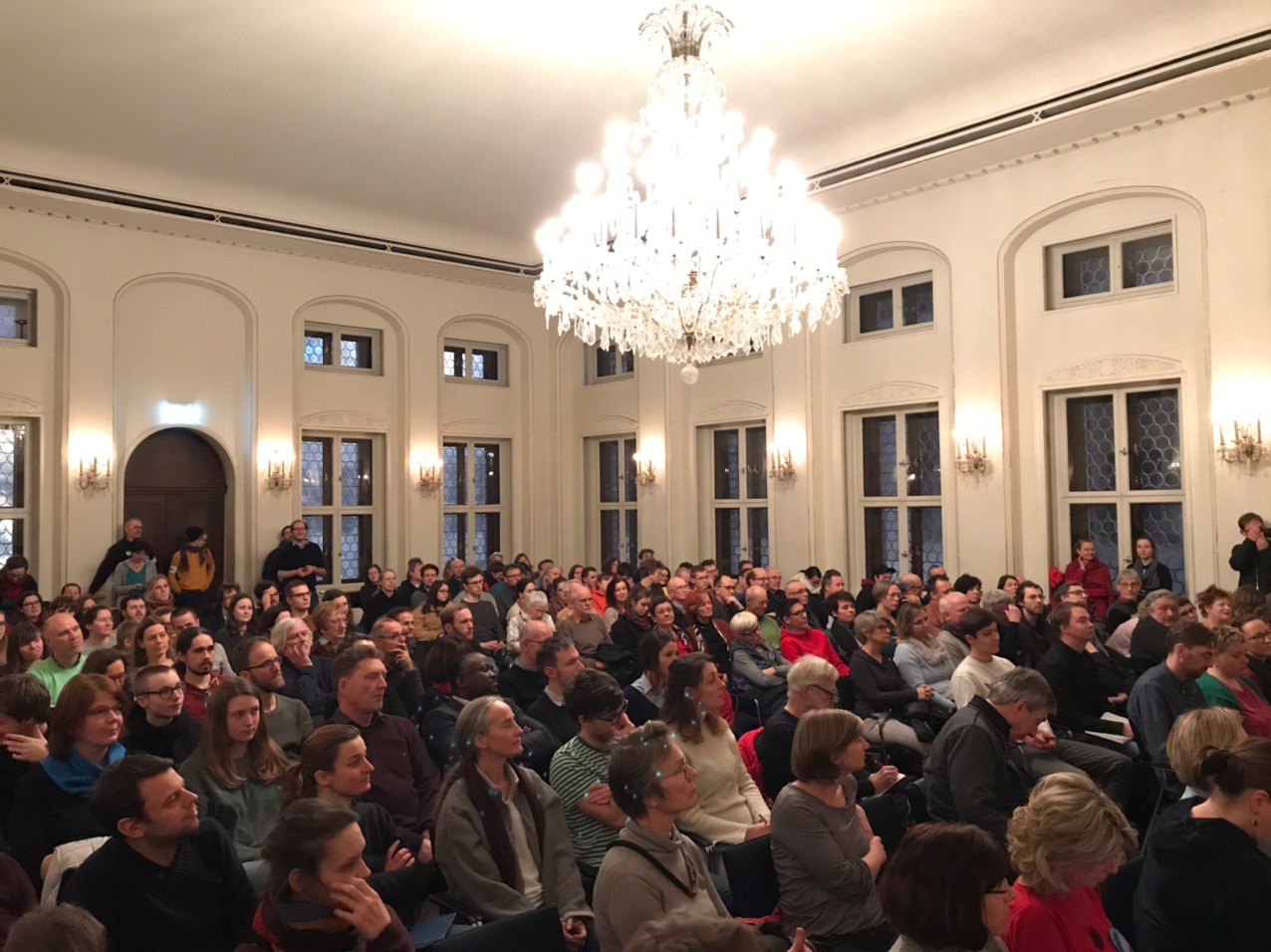 Voller Saal beim OBM-Wahlforum der Parents for Future Leipzig