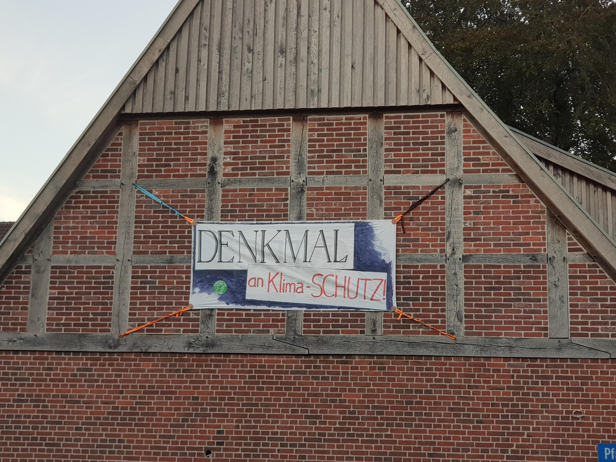 Denk mal an Klimaschutz als Banner vor dem Natz-Thier Haus