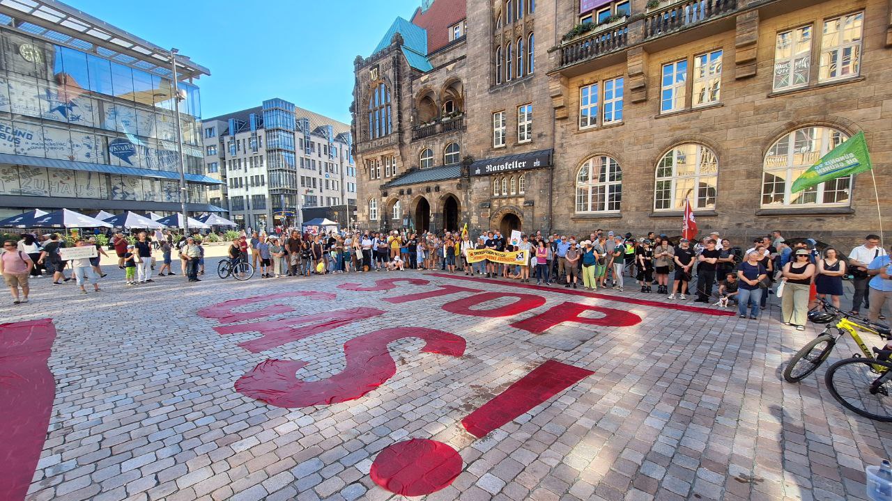 Foto der Kundgebung mit Perspektivblick auf den Schriftzug &quot;Stop Gas&quot;