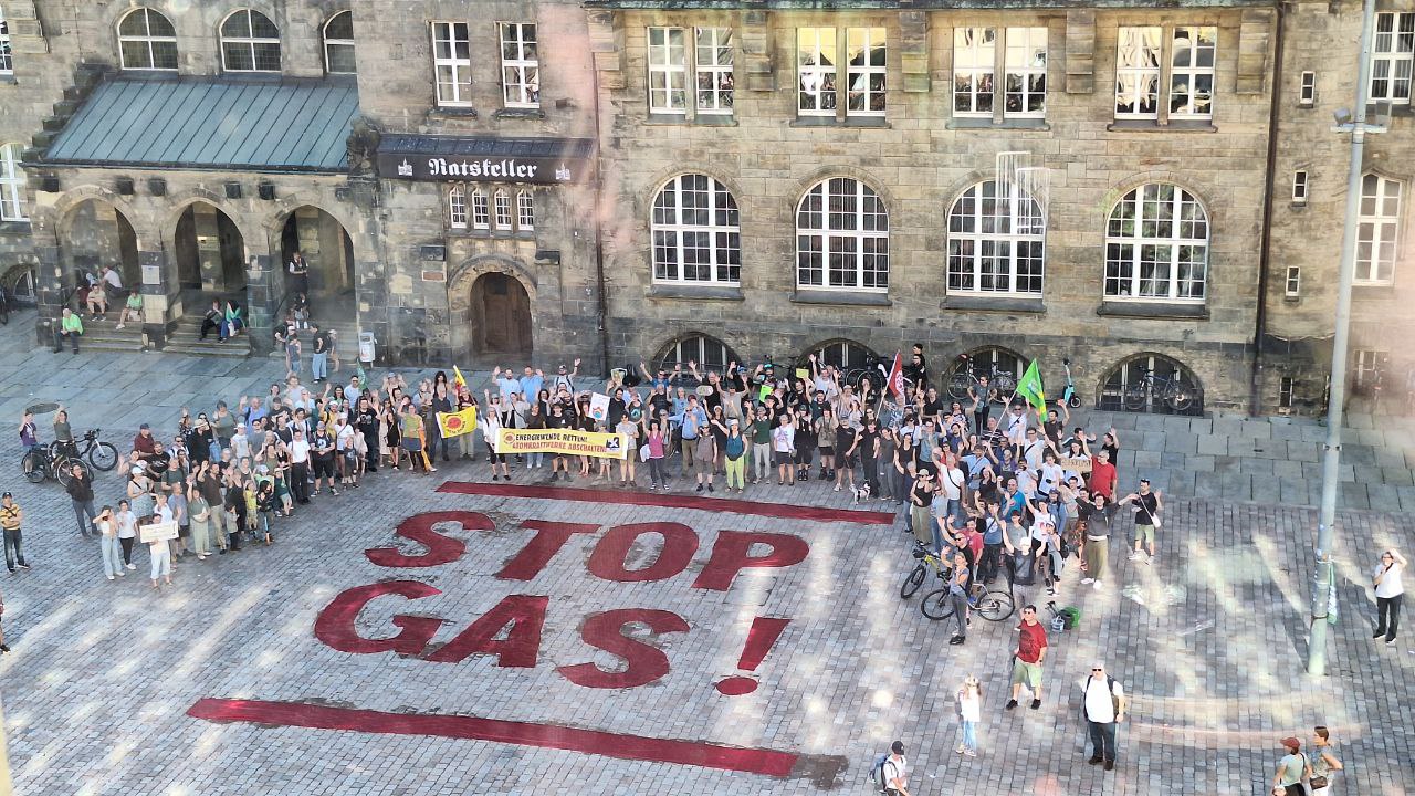 Foto auf die Kundgebung von der Roten Turm Galerie