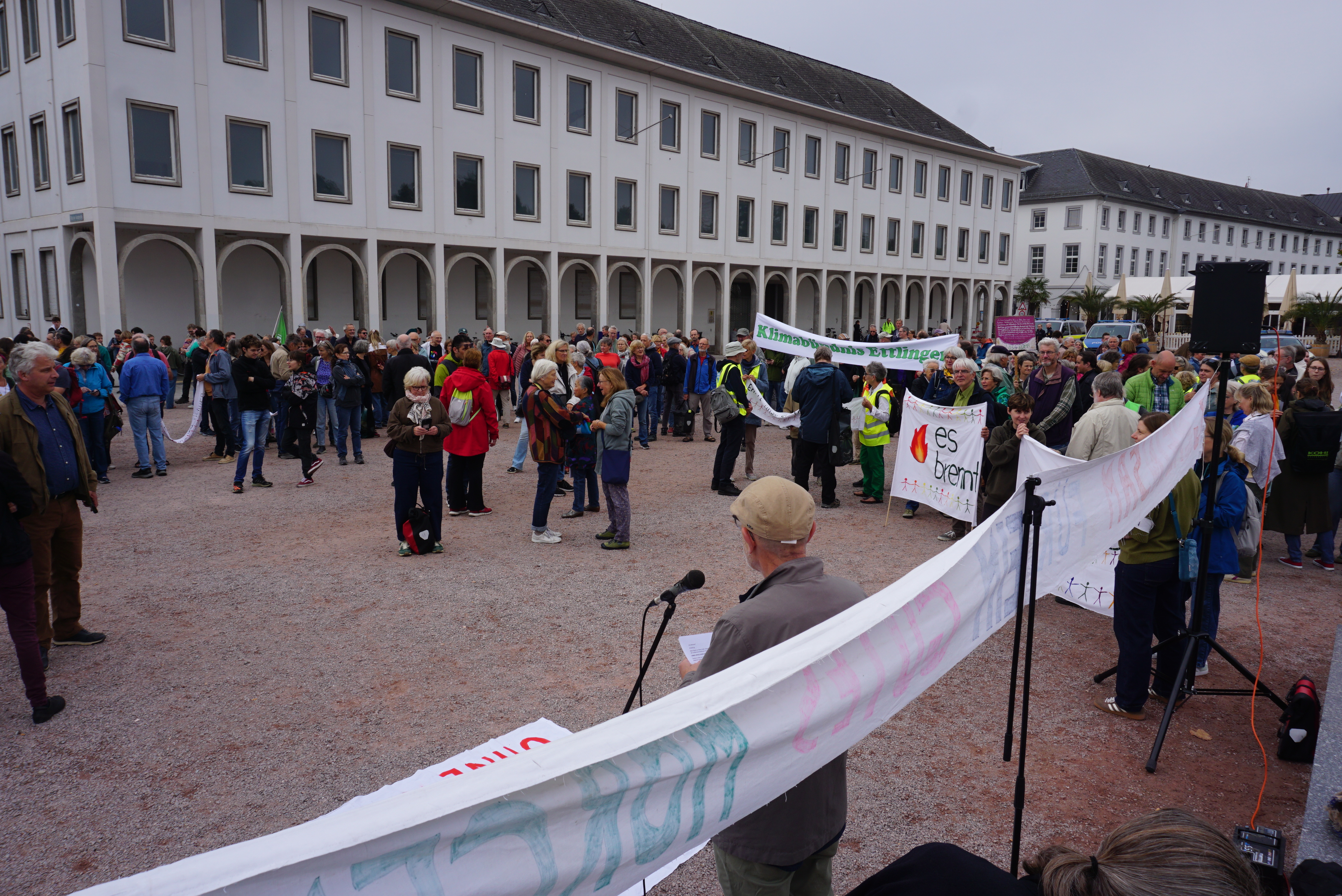 Es brennt - Menschenkette Start in Karlsruhe