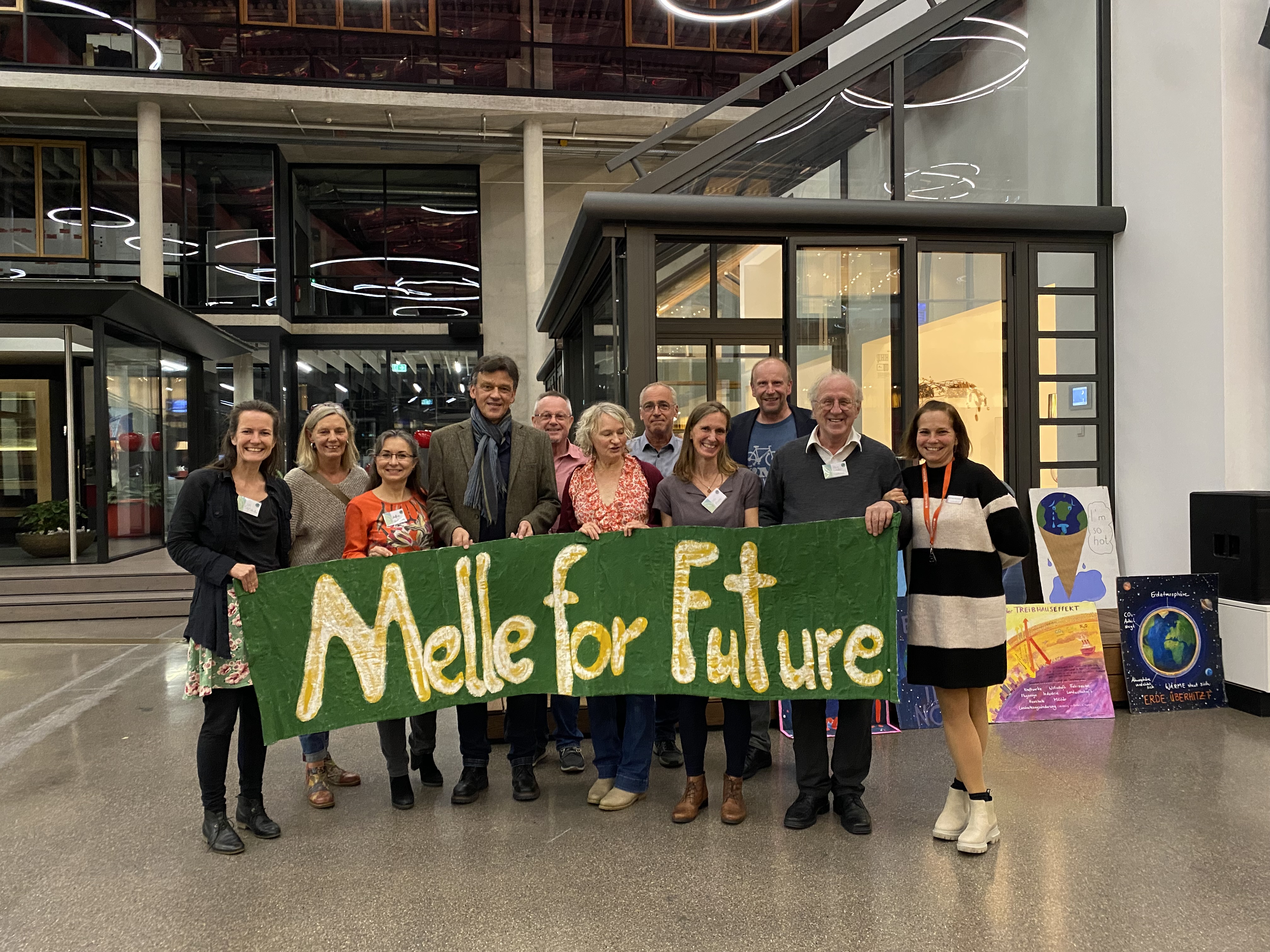 Mitglieder von Melle for Future mit Dr. Engelhardt (4. von links) und Melinda Bartolein von unserem Gastgeber Solarlux (ganz rechts, Foto: Melle for Future)
