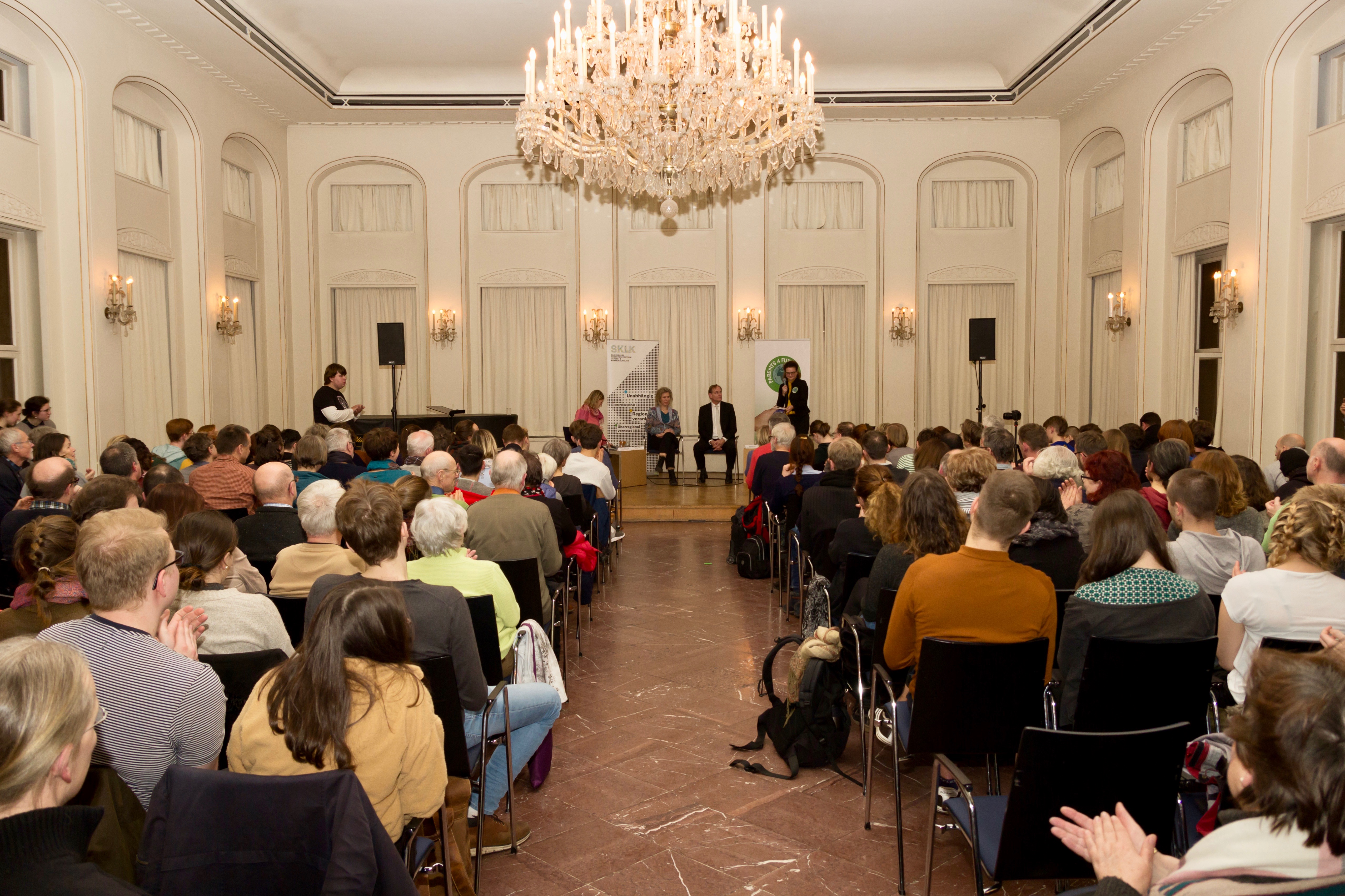 Voller Saal beim OBM Wahlforum der Parents for Future Leipzig