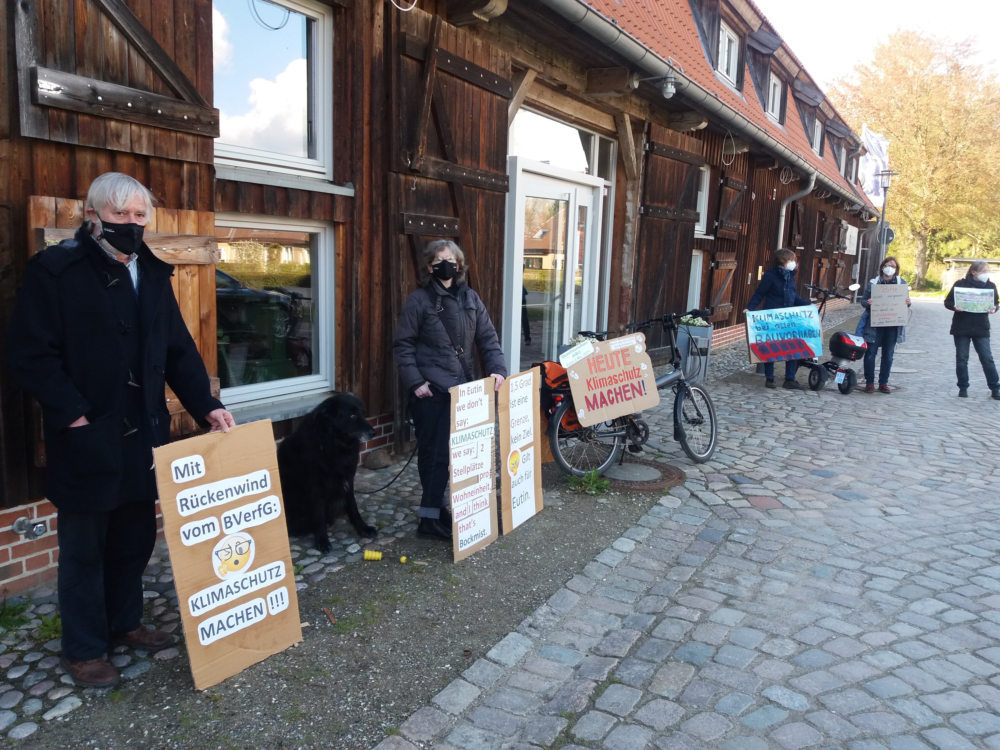 Spontanes Treffen vor der Opernscheune