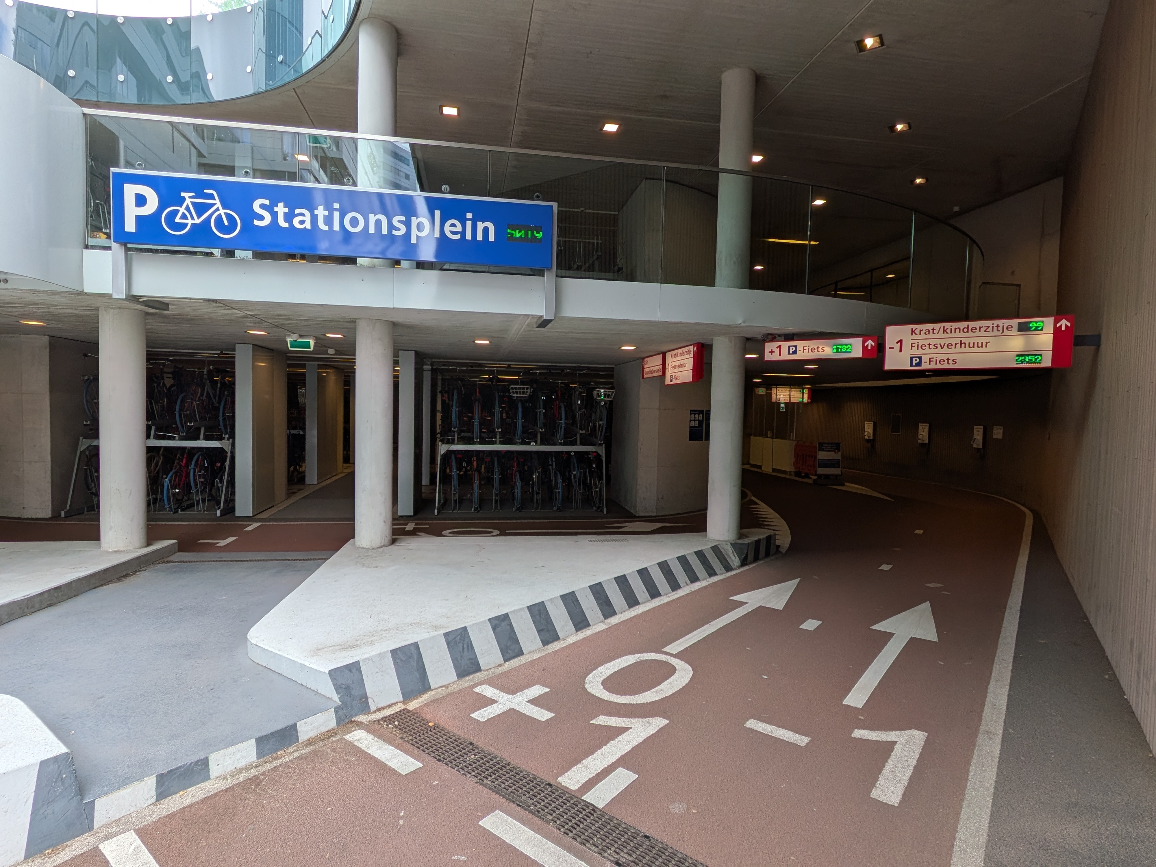 Größtes Fahrradparkhaus der Welt direkt unter dem Hauptbahnhof