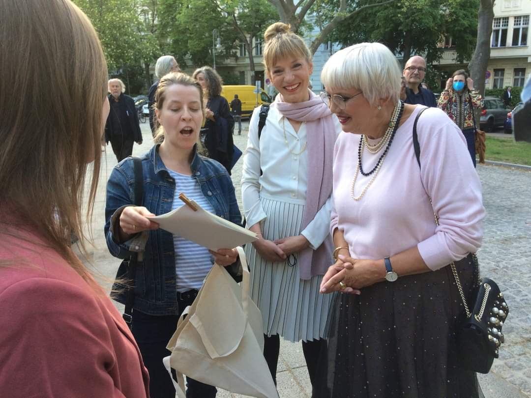 Claudia Roth trifft Akteurinnen vom Staffellauf beim Augsburger Klimafestival „endlich“, eingeladen vom „Save the World“ e. V. und Staatstheater Augsburg