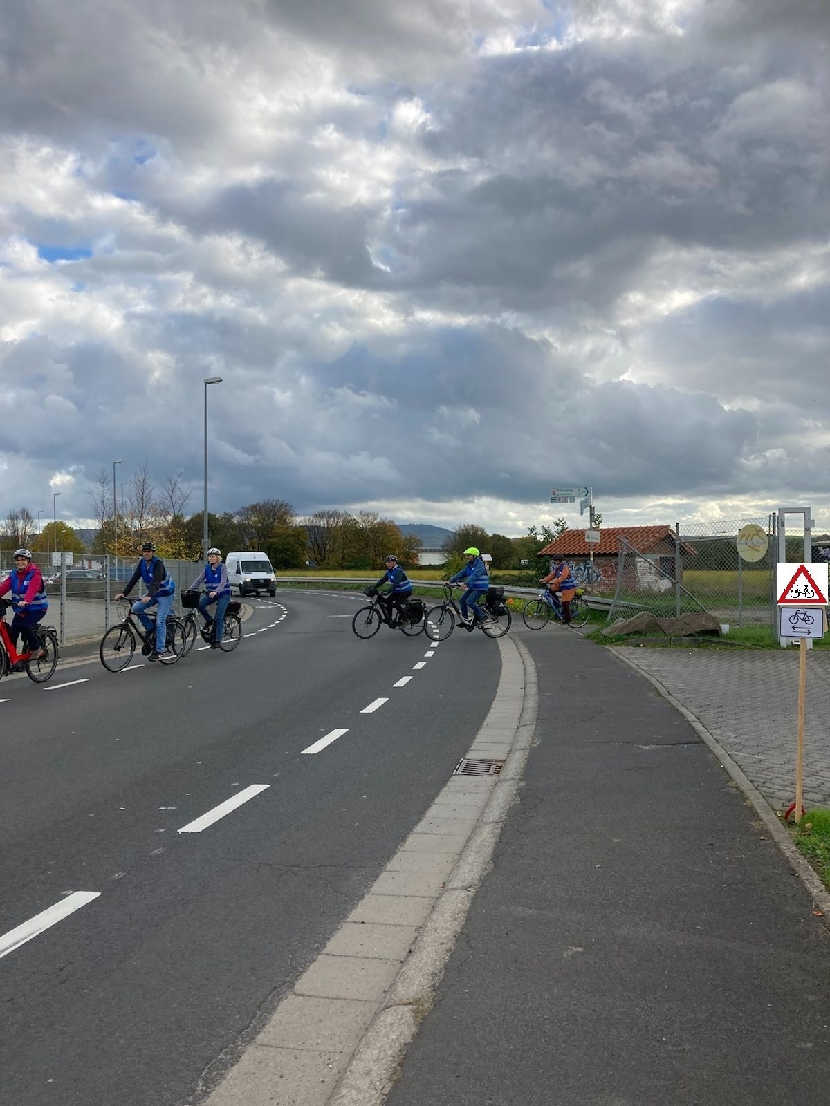 Radfahrende kreuzen Schild