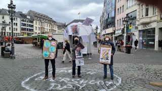 Earth Overshoot Day Kreidekreis mit Personen