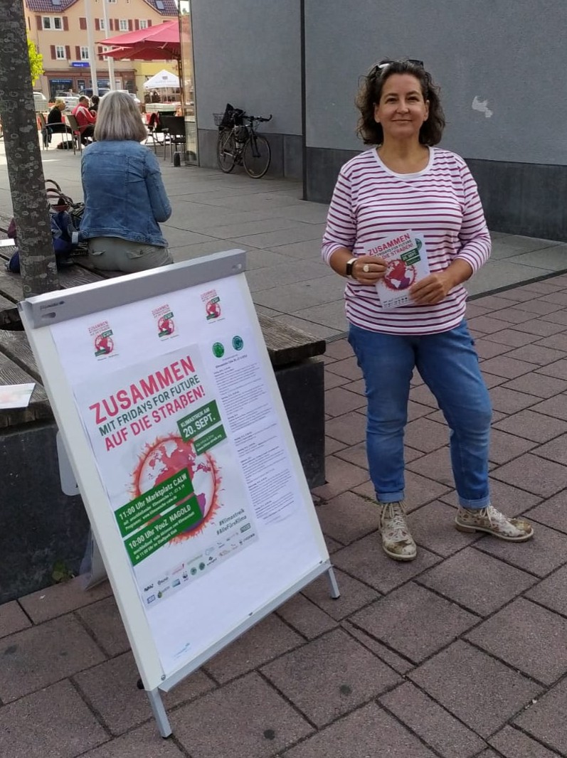 Eine unserer Parents beim Flyer verteilen in Altensteig