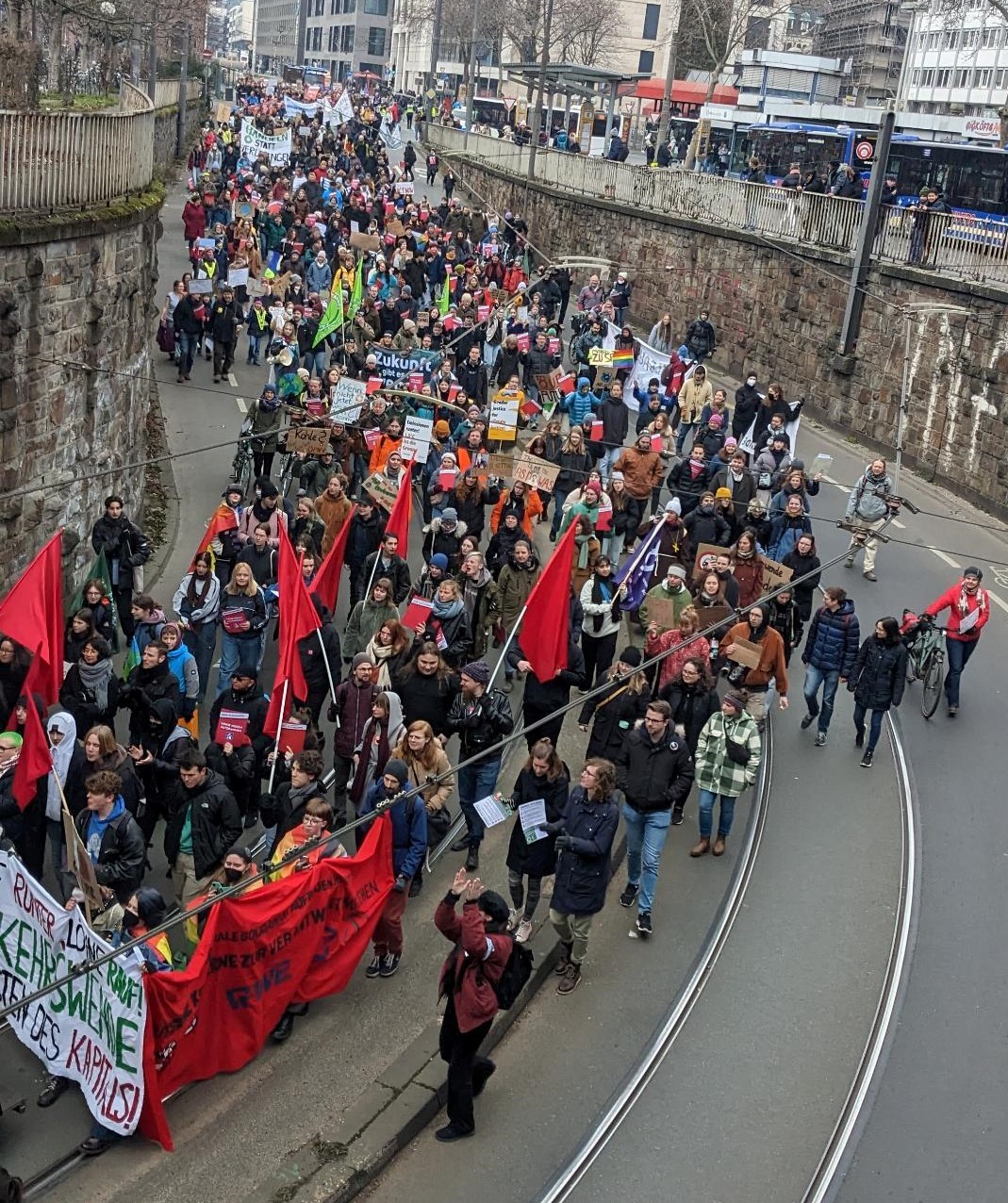 Demozug durch Unterführung