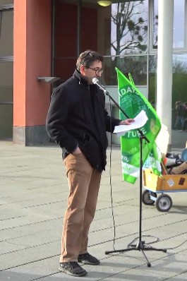 Prof. Dr. Joachim Curtius hält seine Rede bei der Abschlusskundgebung vor dem Rathaus in Bad Homburg 