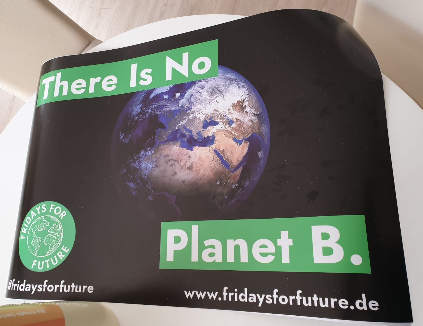 Plakat mit Planet B Logo