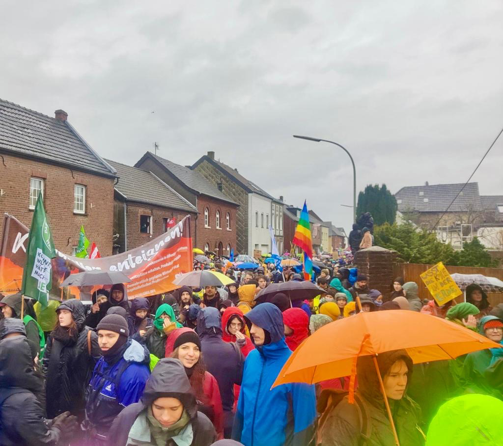 Trotz Regen und starkem Wind waren wir 35000 Menschen, die für unsere Zukunft demonstriert haben.