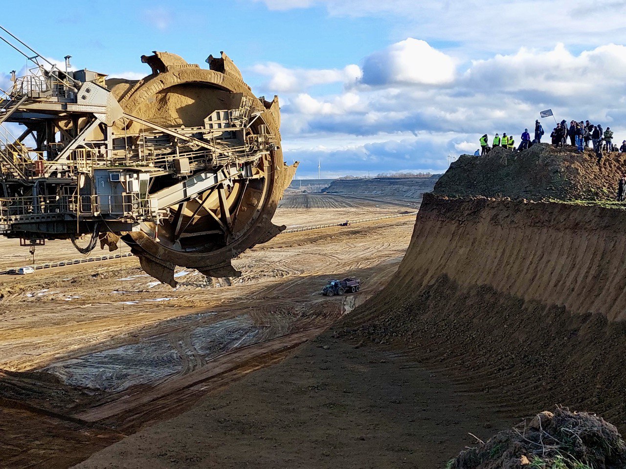 Lützerath - RWE zerstört das Dorf und macht die 1,5 Gradgrenze unerreichbar.