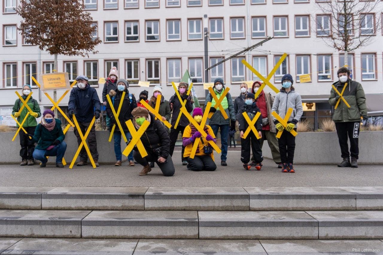 Gruppenphoto mit gelben Kreuzen