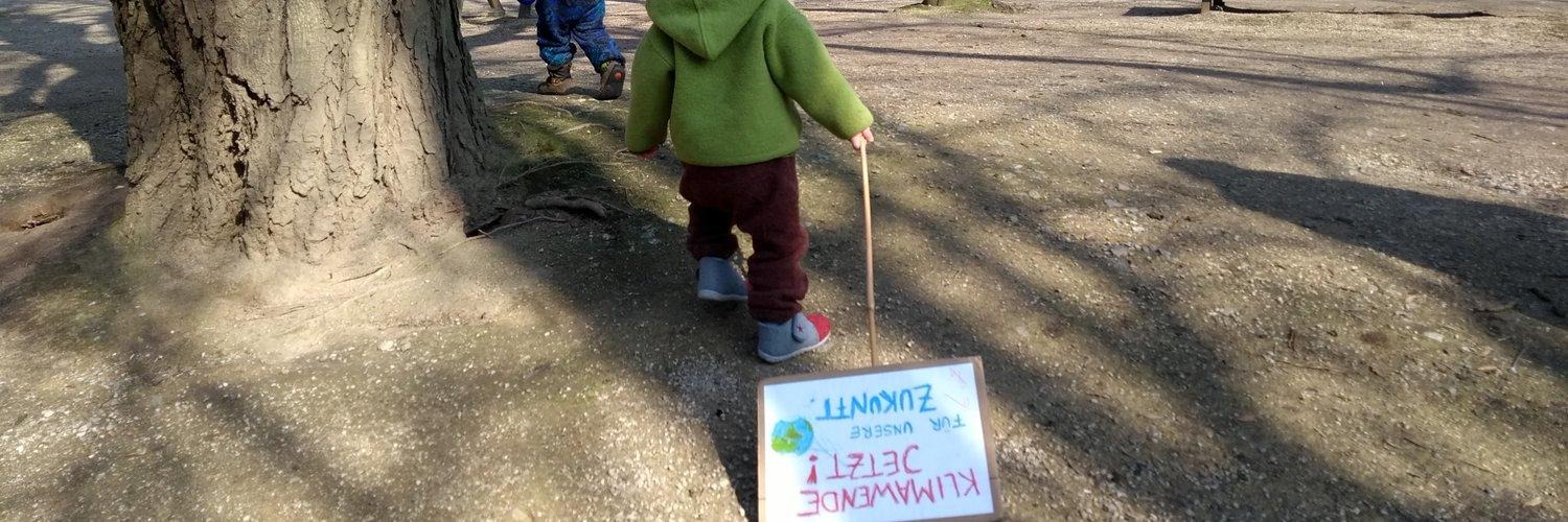 Kind mit Demo Schild