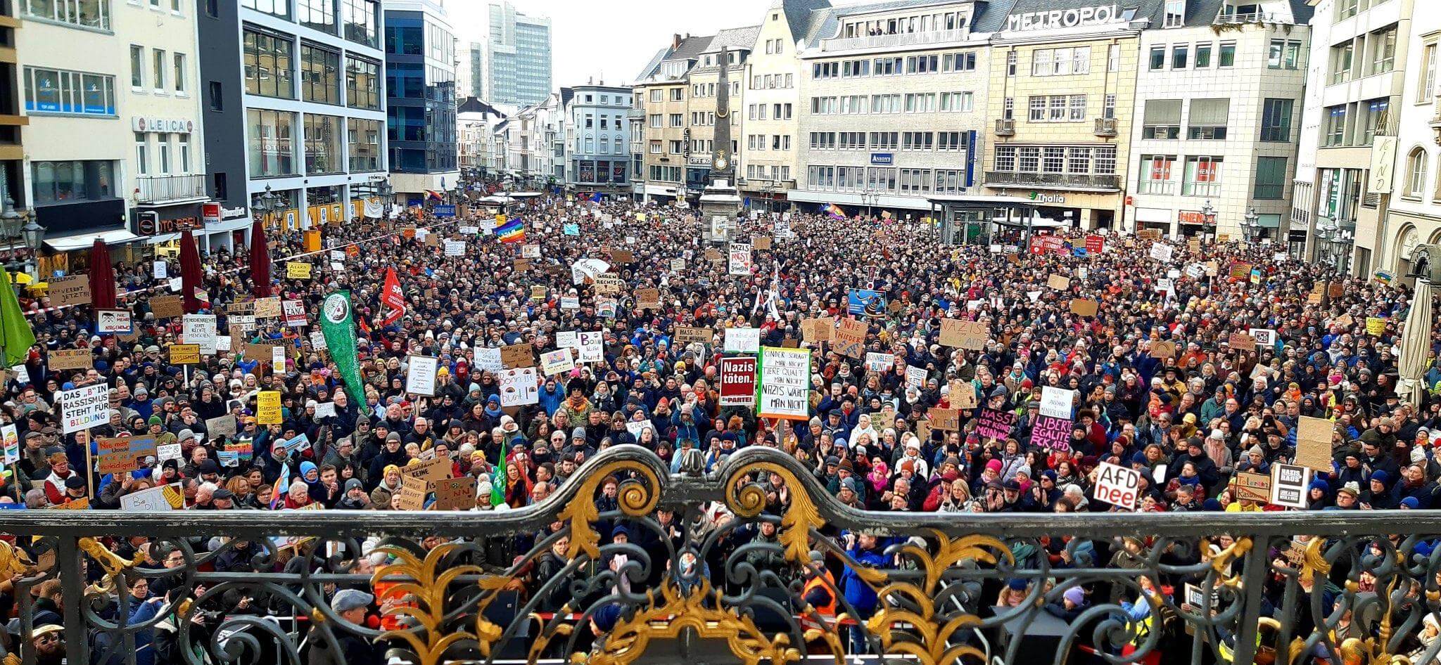 Menge vom Rathaus Bonn aus