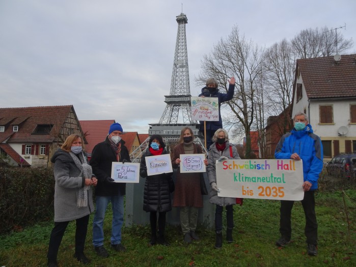 Gruppe mit Plakat