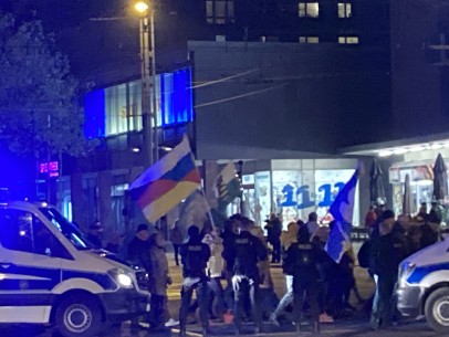 Bild der Massendemonstration mit Fahne, die halb aus deutschen, halb aus russischen Farben besteht