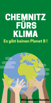 Klimabanner &quot;Chemnitz fürs Klima&quot; mit Weltkugel, gehalten von Händen diverser Hautfarben