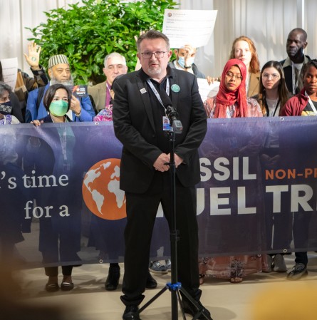 Christian Zauner (Parents For Future Austria) spricht bei der Demonstration im Konferenzzentrum, 3. Juni 2022