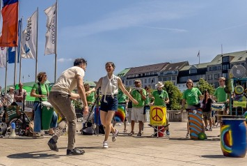 Trommelgruppe Rainbow Drums und Tanzen für Pflanzen
