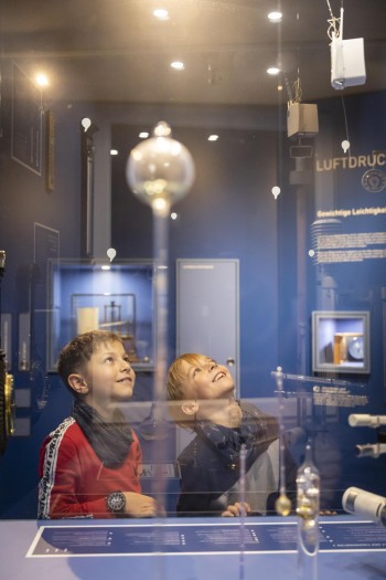 Kinder staunen beim Thermometer Bild: Astis Krause im Wettermuseum im Wettermuseum