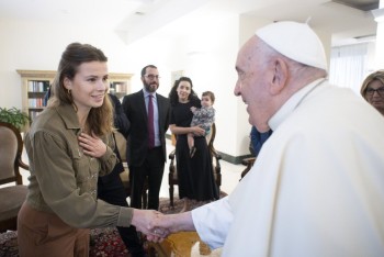 Luisa Maria Neubauer bei ein Audienz bei Papst Franziskus