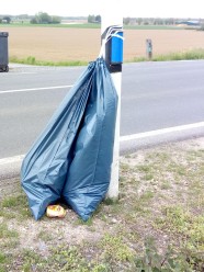 Müllsack hängt am Straßenrand