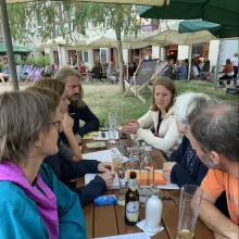 TREFFEN AM THEATERVORPLATZ