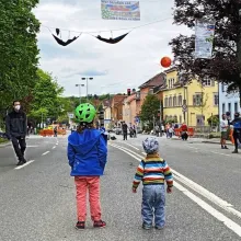 Junge um ihre Zukunft besorgte Menschen spannen Traverse über stark befahren Strasse, die Polizei sperrt die Strasse um zu sichern und später die Aktivisten zu räumen.  